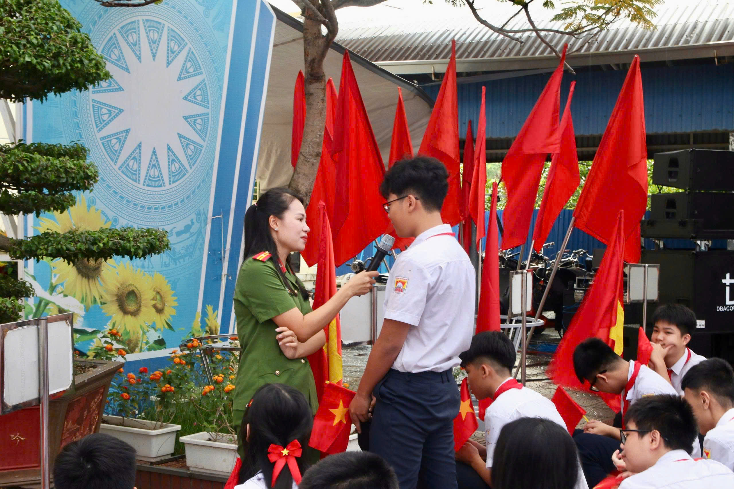 Công an phường Đông Hải phối hợp Trường THCS Nam Hải tuyên truyền an toàn giao thông cho học sinh